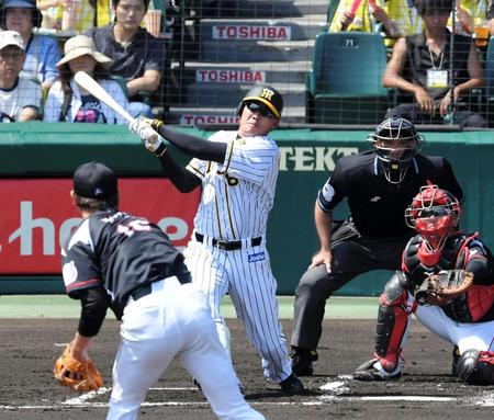 １回阪神２死、ロッテ・涌井秀章（手前）から右中間に先制のソロを放つ阪神・福留孝介＝甲子園（撮影・高部洋祐）