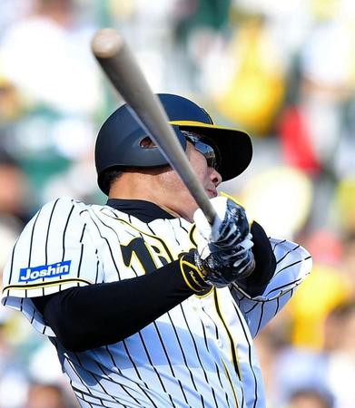 ６回、中犠飛を放つ阪神・福留孝介＝甲子園（撮影・北村雅宏）