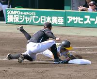 ５回、梅野がバントを空振りし、三塁タッチアウトとなる鳥谷（撮影・高部洋祐）