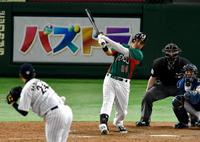 　ＷＢＣで山崎康から中前打を放つメキシコ・ナバーロ＝２０１６年１１月１０日