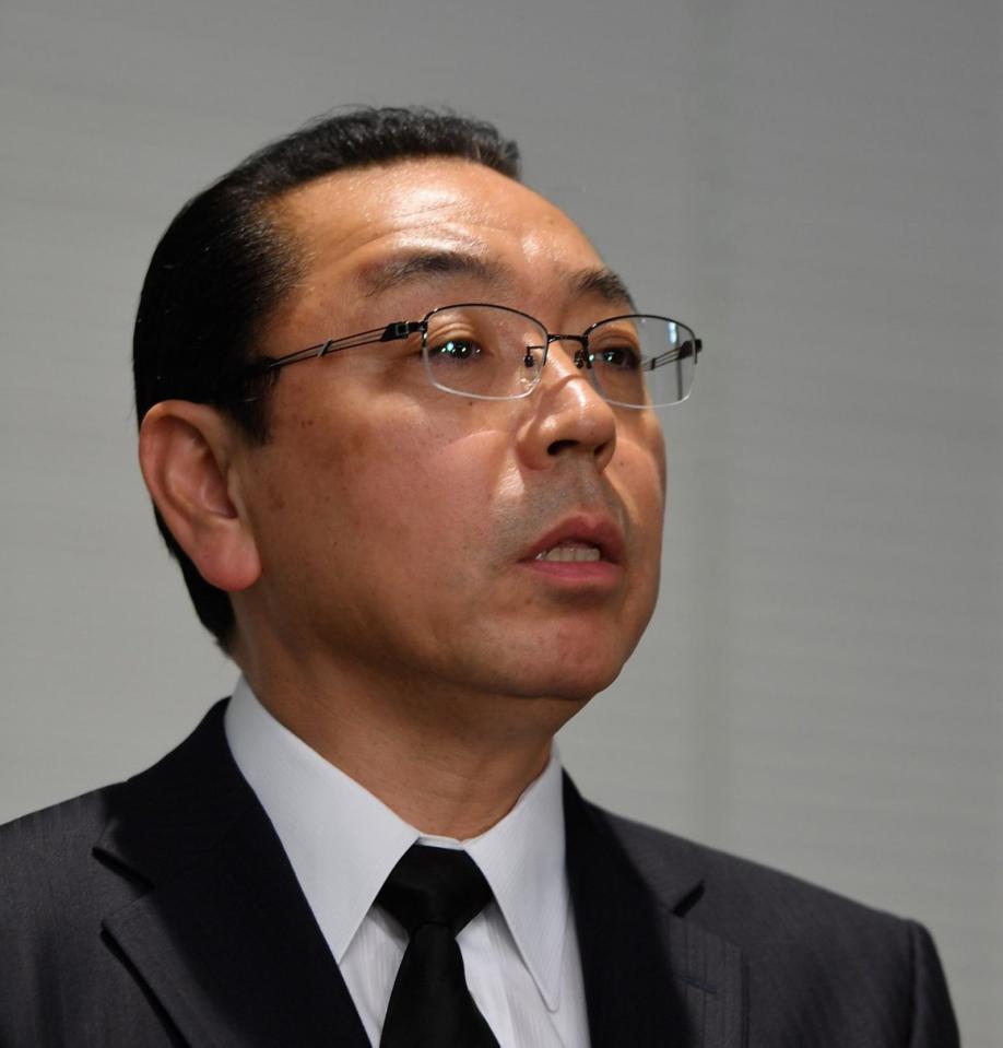 謝罪会見をする阪神・揚塩健治球団社長＝阪神電鉄本社
