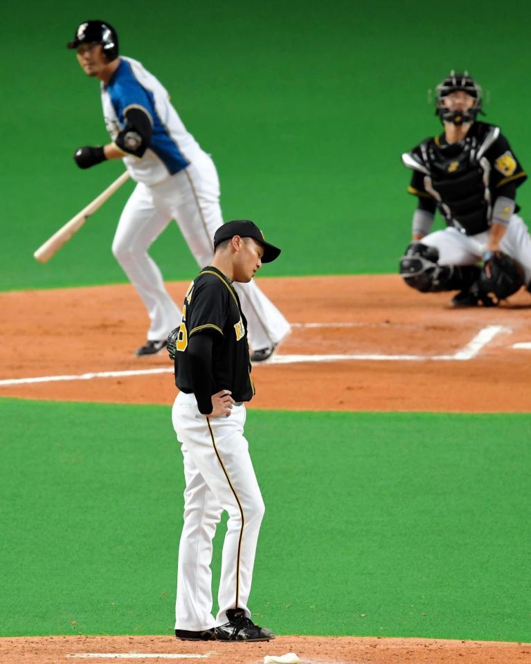 ６回、日本ハム・中田翔（左奥）に２ランを浴びうなだれる秋山