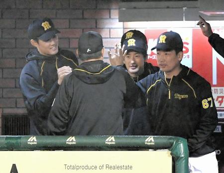 今季初勝利にナインとハイタッチする藤浪（左）