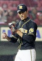 ３回、１死満塁のピンチに楽天・島内を三ゴロ併殺に打ち取り、ガッツポーズの阪神・藤浪＝楽天生命パーク