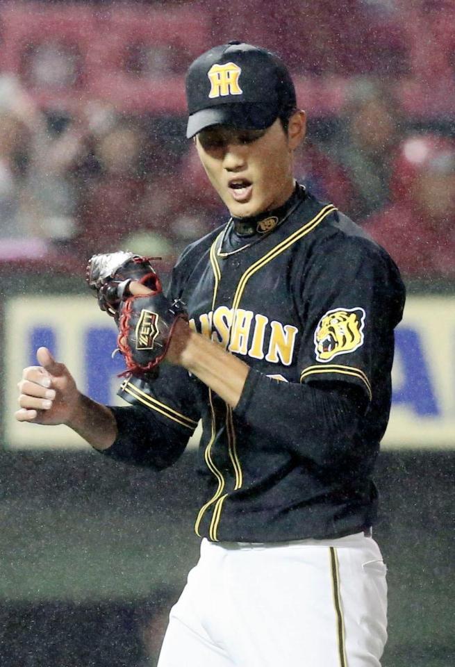 ３回、１死満塁のピンチに楽天・島内を三ゴロ併殺に打ち取り、ガッツポーズの阪神・藤浪＝楽天生命パーク