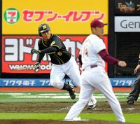 　９回、勝ち越しの適時打を放つ阪神・高山俊