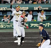 ６回、逆転の２点適時打を放ち、塁上で喜びを爆発させる阪神・糸井＝甲子園（撮影・高部洋祐）