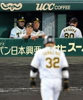 延長10回、オーバーランでアウトになり、ベンチに戻る阪神・山崎（手前）を見つめる阪神・金本監督＝甲子園（撮影・高部洋祐）