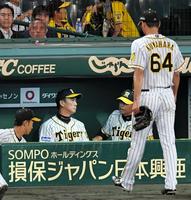 　８回に逆転を許した桑原（手前）とベンチの金本監督（左から２人目）＝撮影・高部洋祐