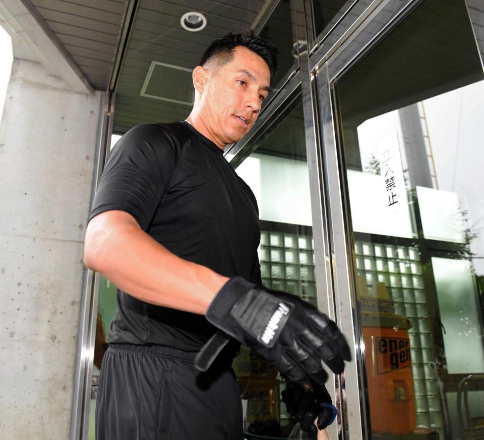 　室内での打撃練習を終え、寮に引き揚げるナバーロ（撮影・高部洋祐）