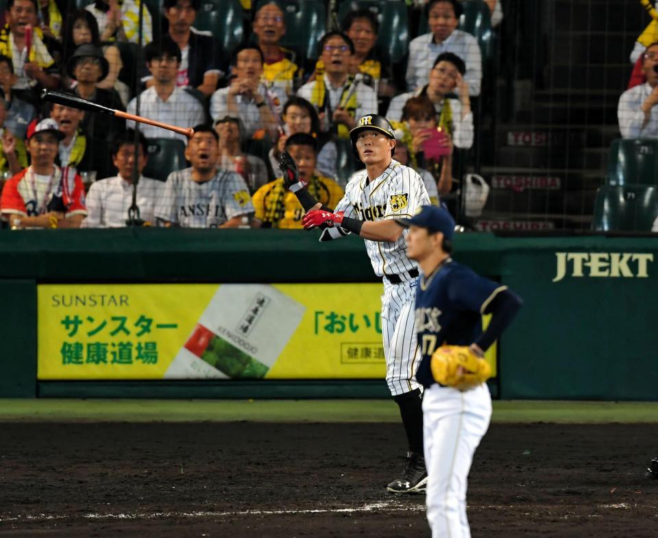 ９回、オリックス・増井浩俊（手前）から同点のソロを放つ阪神・糸井＝甲子園（撮影・高部洋祐）