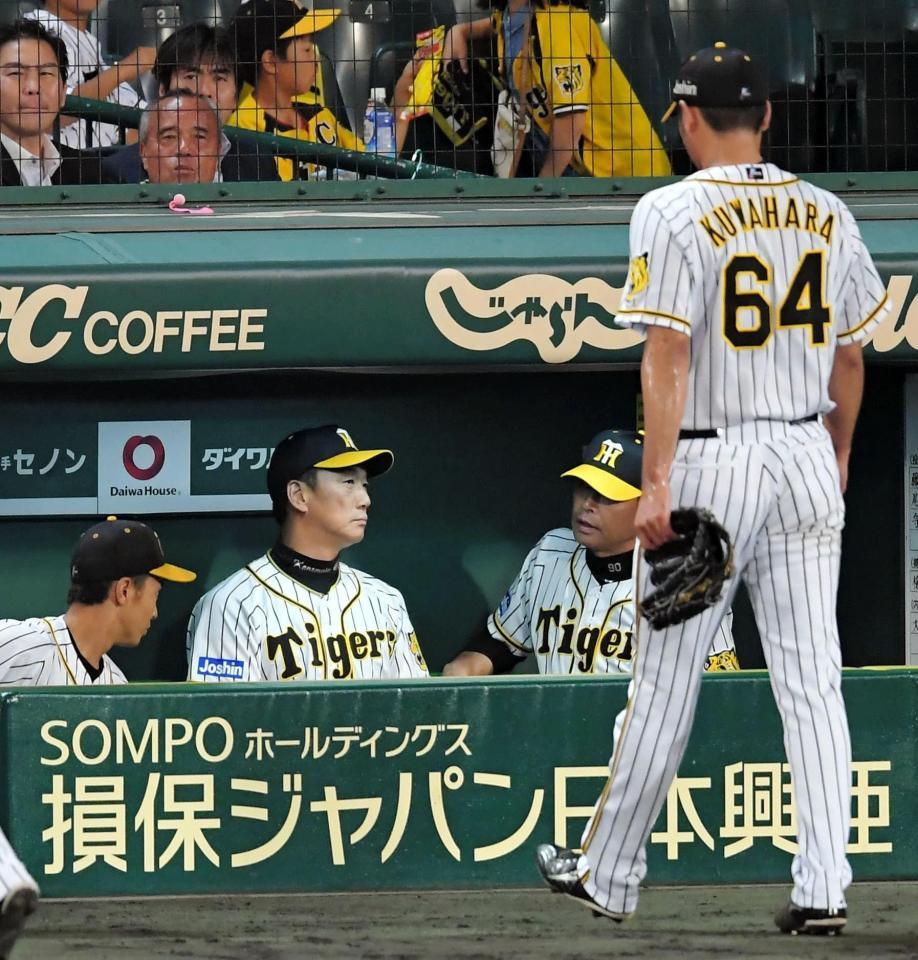 　８回に逆転を許した桑原（手前）とベンチの金本監督（左から２人目）＝撮影・高部洋祐