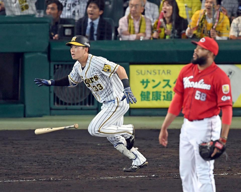 ８回、ジャクソン（手前右）から右越えに２ランを放つ糸原（撮影・山口登）