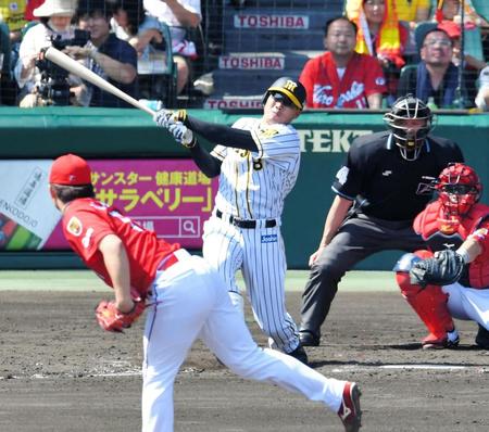 ４回阪神無死、広島・岡田明丈（手前）から同点のソロを放つ阪神・福留孝介＝甲子園（撮影・高部洋祐）