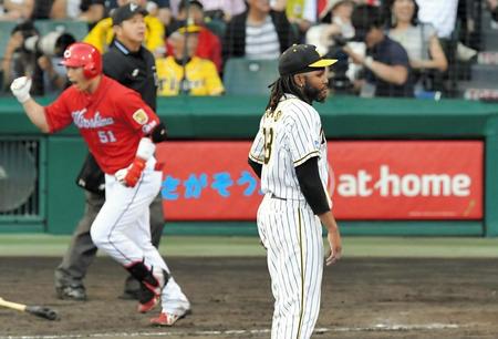 ９回広島、鈴木（左）に満塁本塁打を浴びる阪神・ドリス＝甲子園