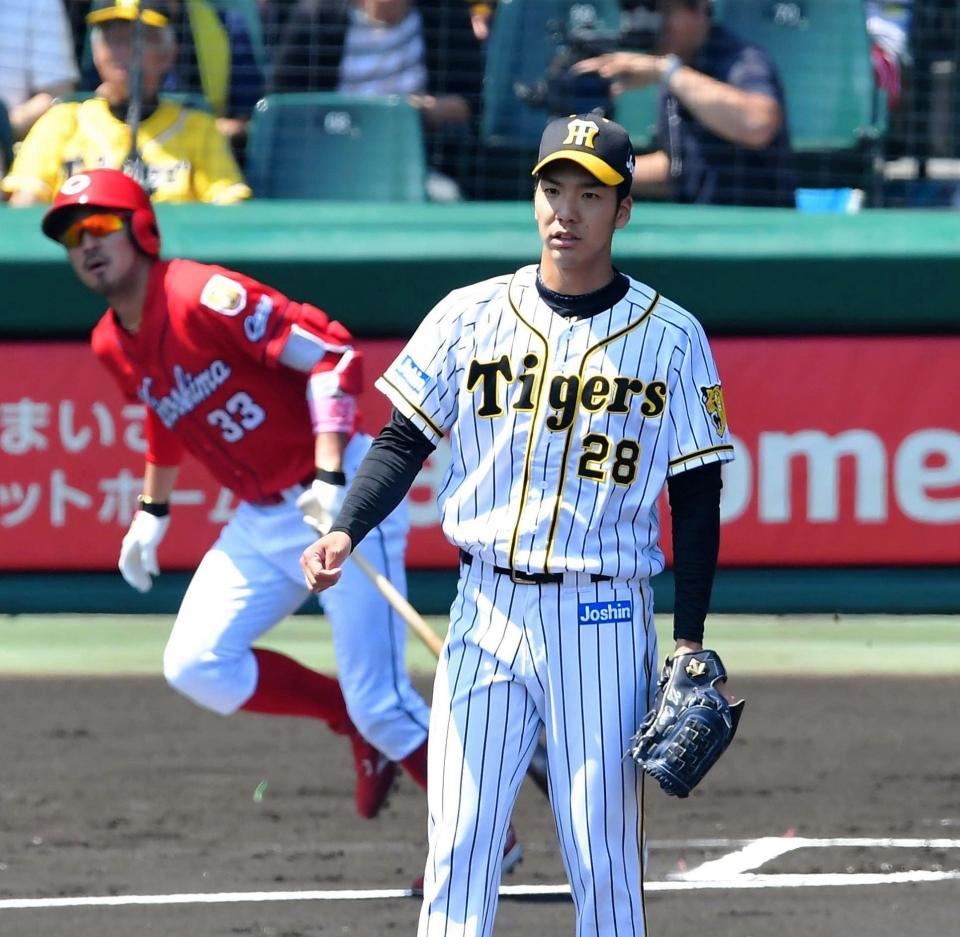 １回広島無死三塁、広島・菊池涼介（左）に先制の犠飛を打たれる阪神・小野泰己＝甲子園（撮影・高部洋祐）