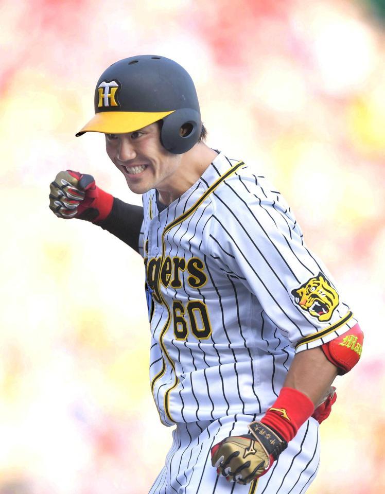 　７回、同点となる２点適時打を放ち喜ぶ中谷（撮影・北村雅宏）