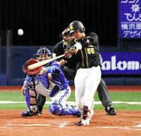 ７回、先制３ランを放つ阪神・陽川尚将＝横浜スタジアム（撮影・棚橋慶太）