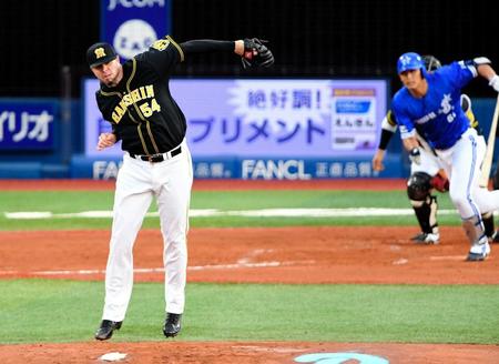 　２回、中川大（右）の打球を好捕するメッセンジャー（撮影・棚橋慶太）