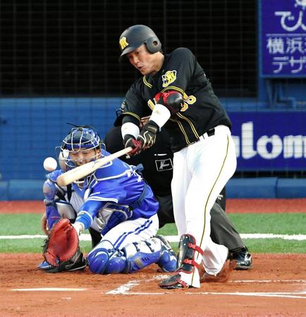 １回、適時二塁打を放つ阪神・陽川＝横浜スタジアム（撮影・棚橋慶太）