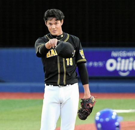 １回、軽快な守備をみせた阪神・植田に声をかける阪神・藤浪＝横浜スタジアム（撮影・棚橋慶太）