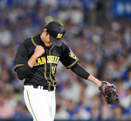 ５回、大和を遊ゴロに打ち取りガッツポーズをする藤浪（撮影・田中太一）