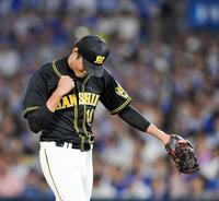 ５回、大和を遊ゴロに打ち取りガッツポーズをする藤浪（撮影・田中太一）