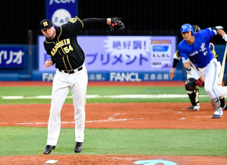 　２回、中川大（右）の打球を好捕するメッセンジャー（撮影・棚橋慶太）