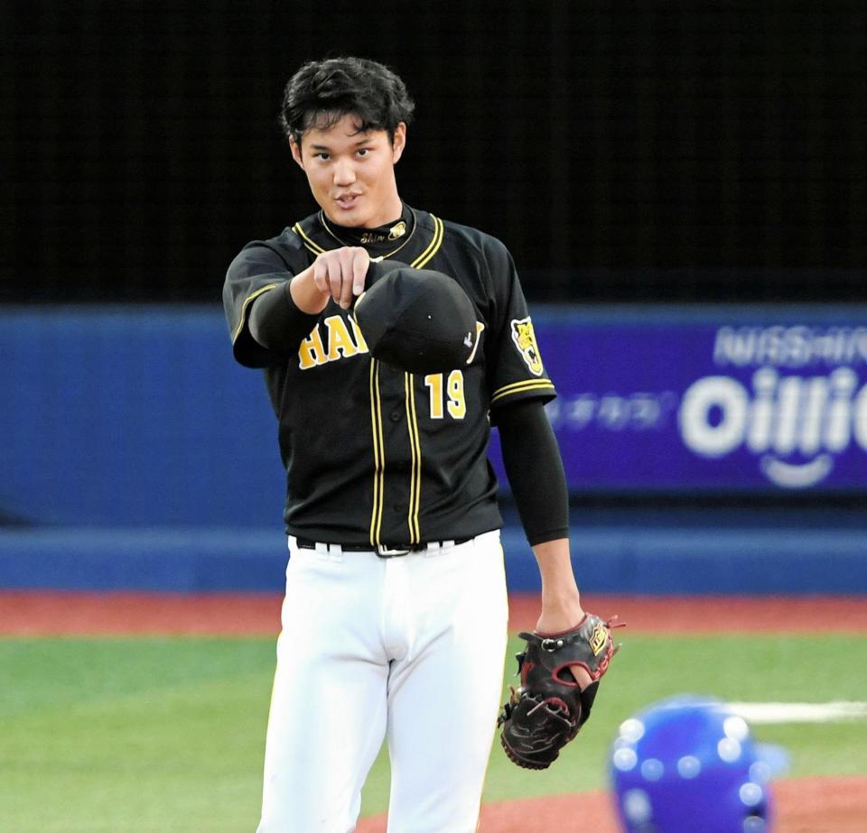 １回、軽快な守備をみせた阪神・植田に声をかける阪神・藤浪＝横浜スタジアム（撮影・棚橋慶太）