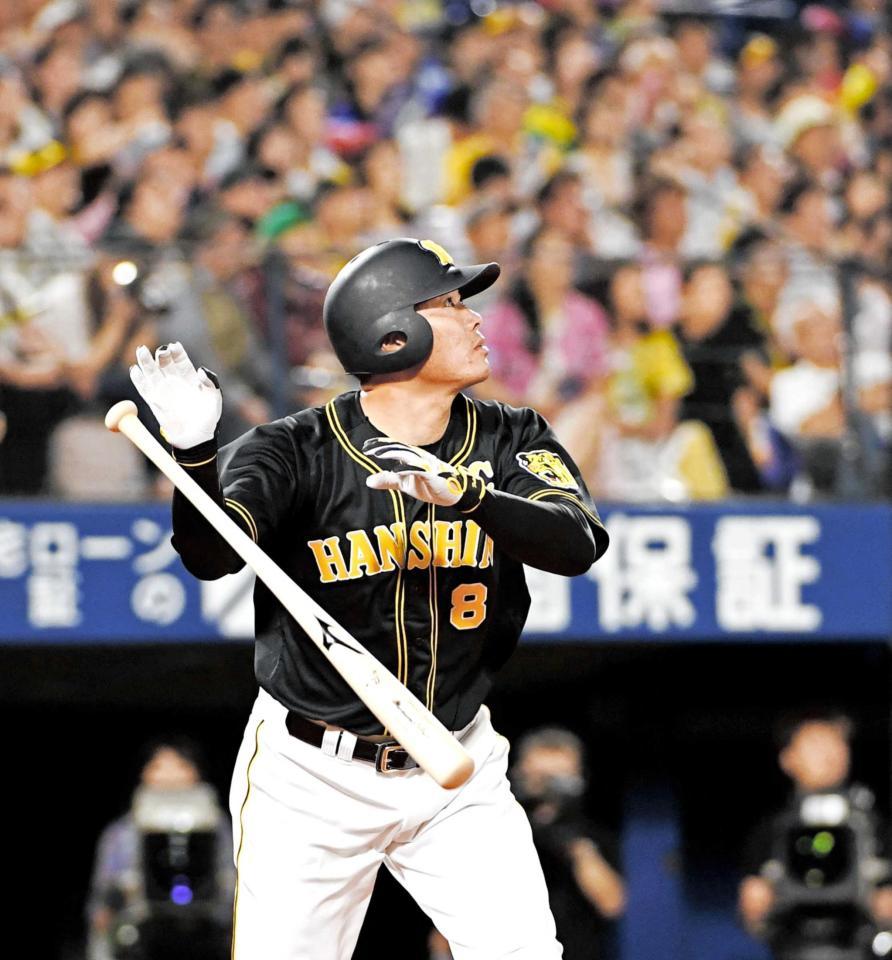 　４回、中越えに逆転３ランを放つ福留（撮影・園田高夫）