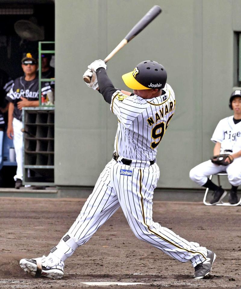 　３回、中前打を放つナバーロ（撮影・持木克友）