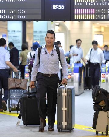 　１軍合流が決まり、明るい表情で東京へ向かうナバーロ（撮影・北村雅宏）