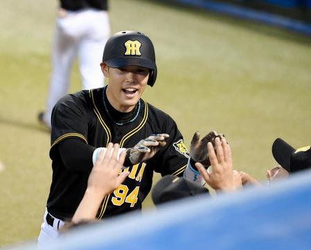 　４回、ソロを放った原口はナインとタッチを交わす（撮影・田中太一）