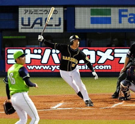 　６回、左翼線に逆転２点二塁打を放つ伊藤隼（撮影・出月俊成）