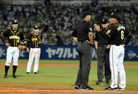 　７回、北條（左）のプレーが野選となり、審判に確認する金本監督（右）＝撮影・田中太一