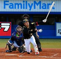 　２回、左越えに逆転２ランを放つ俊介（撮影・出月俊成）