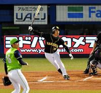 　６回、左翼線に逆転２点二塁打を放つ伊藤隼（撮影・出月俊成）