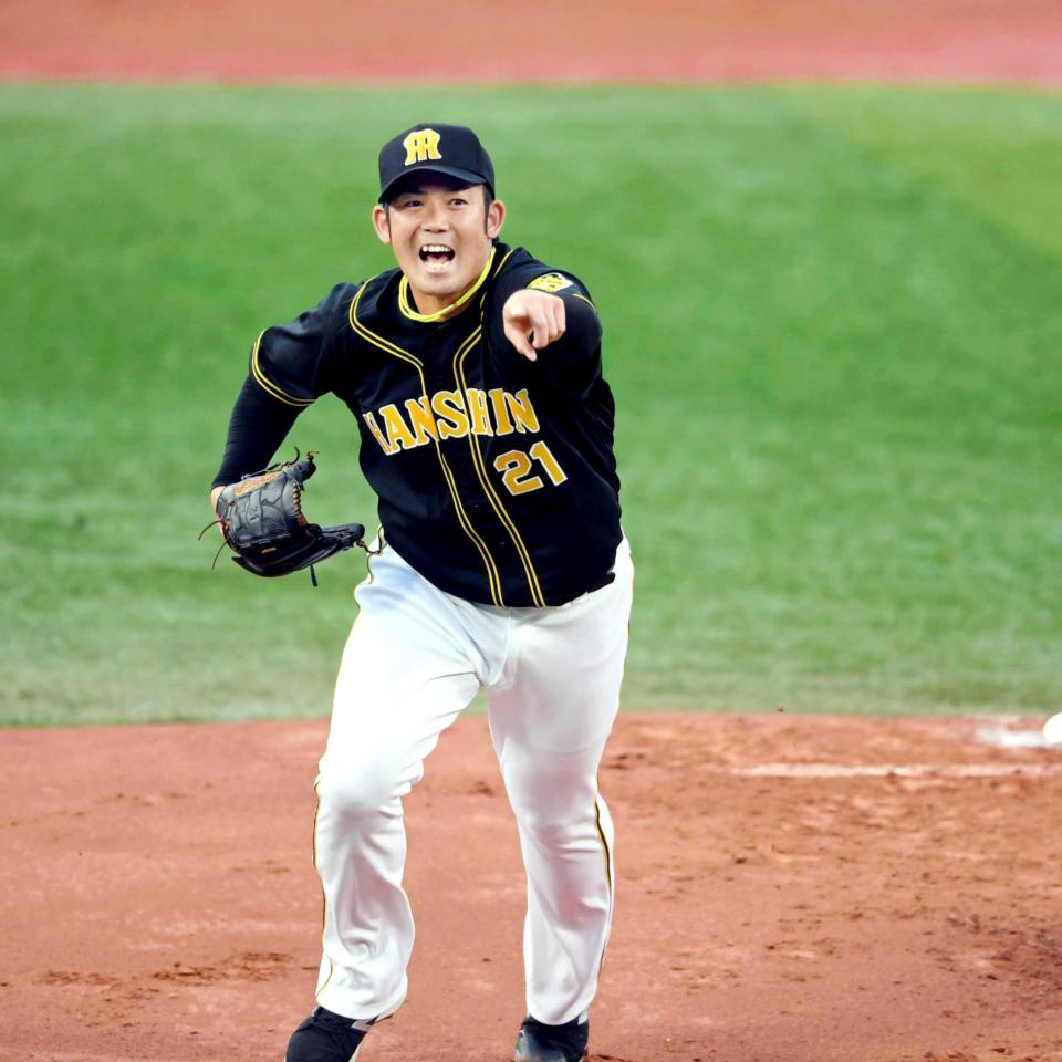 　１回、宮崎を捕ゴロに打ち取り声を出して指示する岩田（撮影・田中太一）