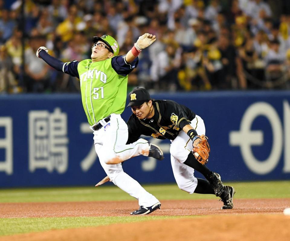 　７回、代打・荒木の三ゴロを処理しタッチにいくが代走・藤井（左）にかわされる北條（撮影・園田高夫）