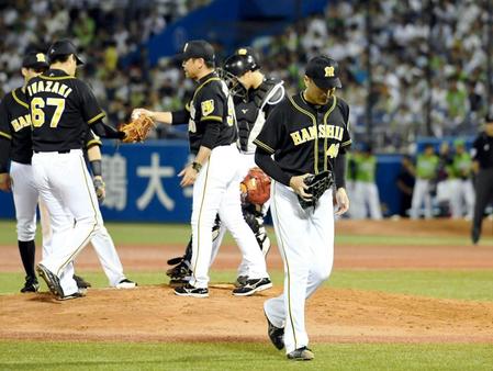 　５回、連打を浴び降板する秋山（右）