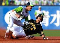 ２回、二盗を決める阪神・熊谷敬宥。遊撃手・ヤクルト・西浦直亨＝神宮（撮影・田中太一）