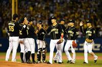 １５点大勝に喜ぶ阪神ナイン＝神宮球場（撮影・園田高夫）