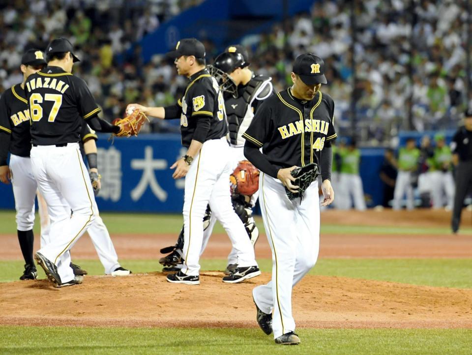 　５回、連打を浴び降板する秋山（右）