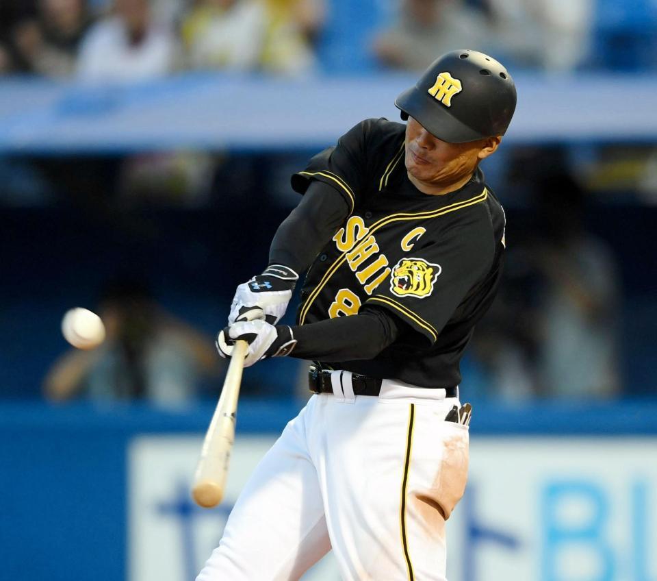 ５回阪神１死満塁、左越えへ２点適時打を放つ阪神・福留＝神宮（撮影・田中太一）