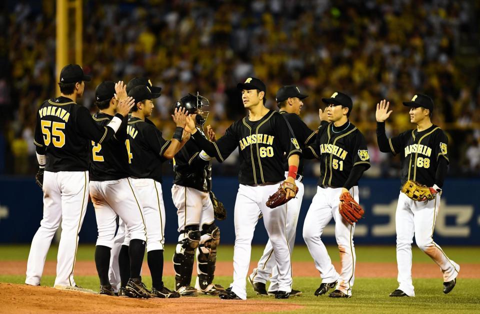１５点大勝に喜ぶ阪神ナイン＝神宮球場（撮影・園田高夫）