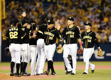 勝利のタッチをかわすナバーロ（中央）ら阪神ナイン＝神宮球場（撮影・園田高夫）