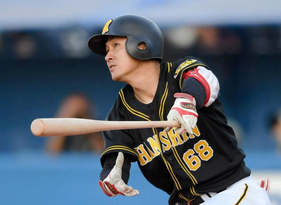 ２回阪神１死、左越えへ先制ソロを放つ阪神・俊介＝神宮（撮影・田中太一）