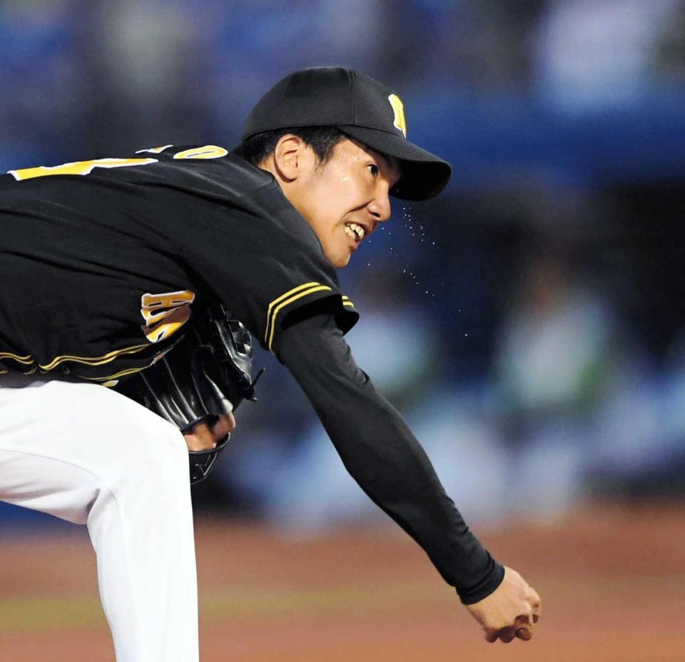 　６回、大粒の汗を飛ばしながら熱投する先発の小野（撮影・田中太一）