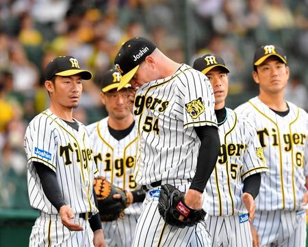 ４点を失った１回表を終え、ベンチに戻る阪神　ランディ・メッセンジャー（手前）＝甲子園（撮影・高部洋祐）