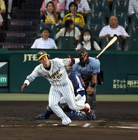 １回、阪神・陽川は適時打を放つ（捕手　中日・松井雅人）＝甲子園（撮影・山口登）